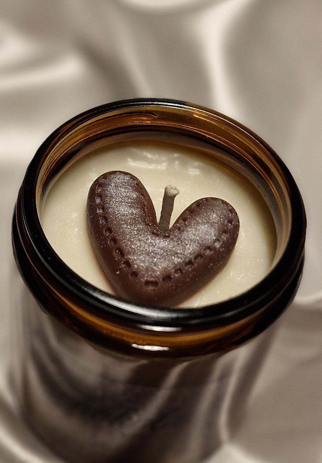 Handgemachte Sojakerzen und Deko liebevoll auf einem Tisch arrangiert