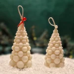 Handgemachte Sojawachskerze in Form eines weißen Weihnachtsbaums aus runden Blasen