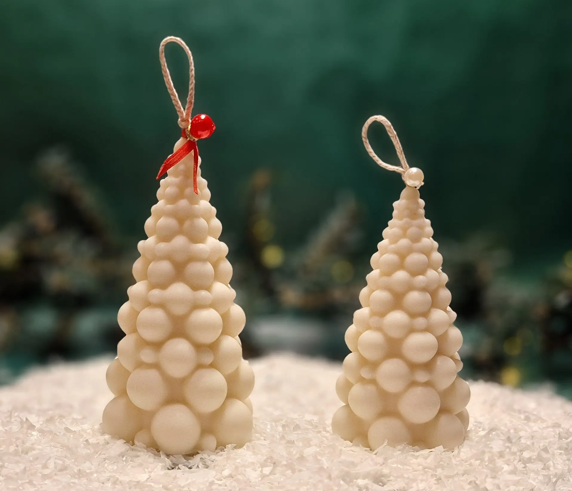 Handgemachte Sojawachskerze in Form eines weißen Weihnachtsbaums aus runden Blasen