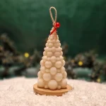 Handgemachte Sojawachskerze in Form eines weißen Weihnachtsbaums aus runden Blasen