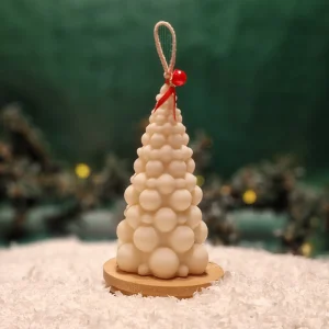 Handgemachte Sojawachskerze in Form eines weißen Weihnachtsbaums aus runden Blasen