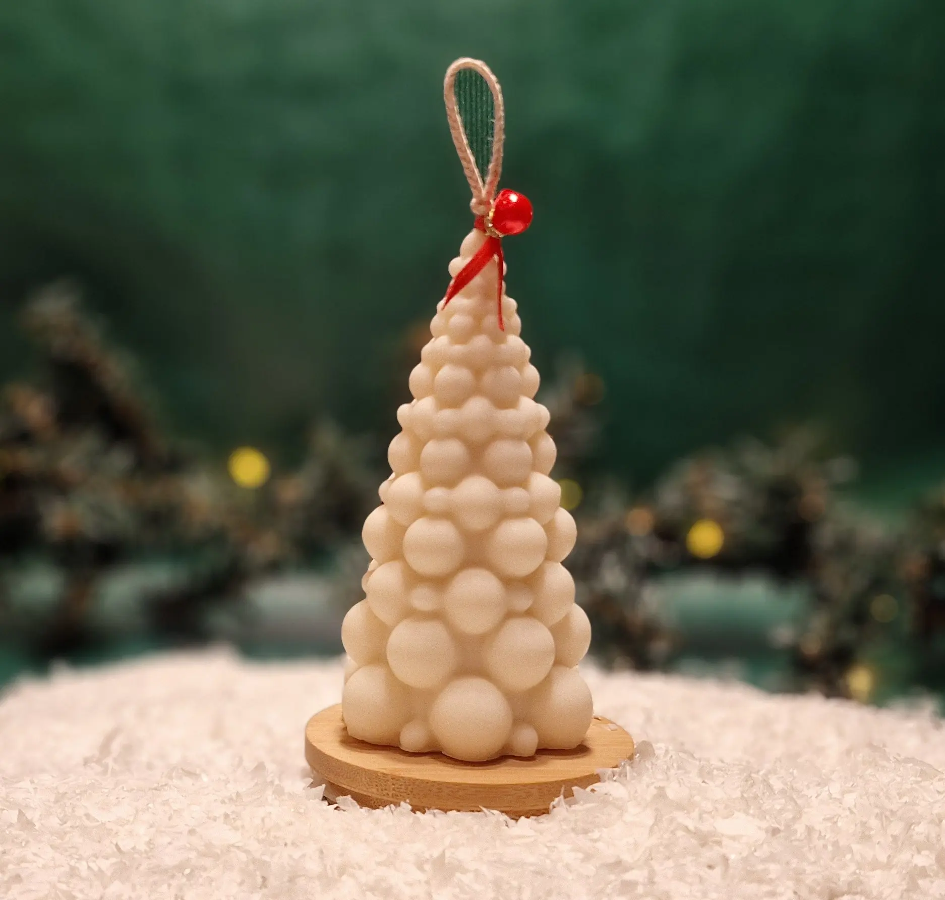 Handgemachte Sojawachskerze in Form eines weißen Weihnachtsbaums aus runden Blasen