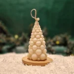 Handgemachte Sojawachskerze in Form eines weißen Weihnachtsbaums aus runden Blasen