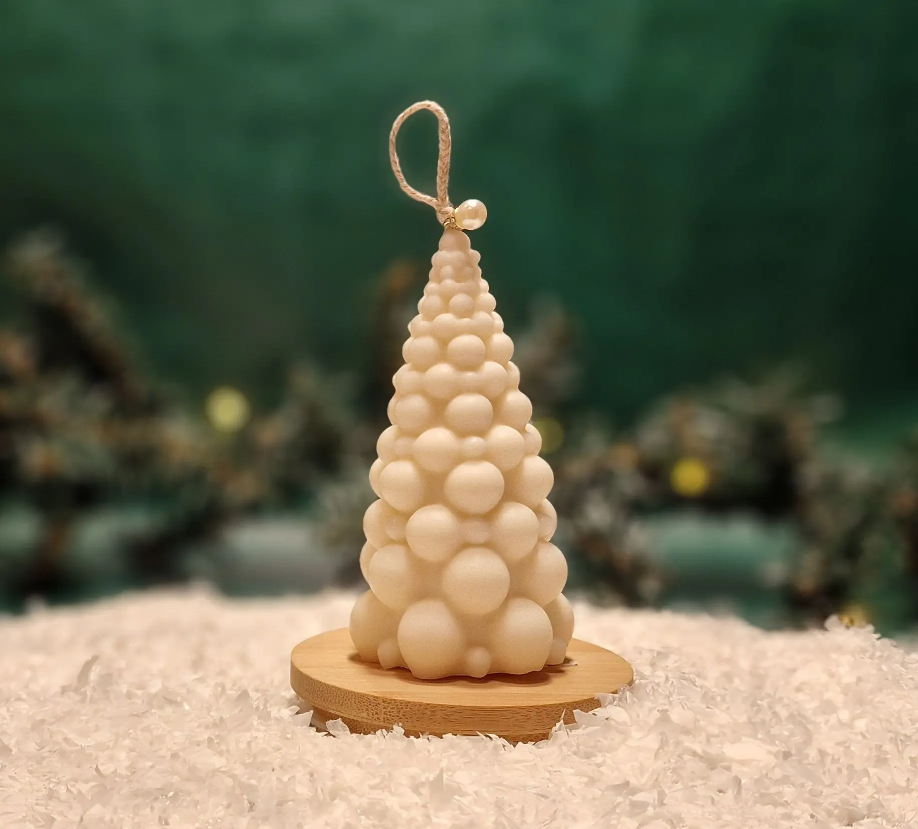 Handgemachte Sojawachskerze in Form eines weißen Weihnachtsbaums aus runden Blasen