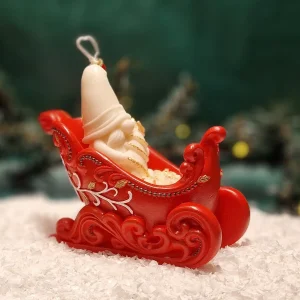 Handgemachte Sojawachskerze mit einem weißen Weihnachtsmann in reich verzierten roten Weihnachtsschlitten.