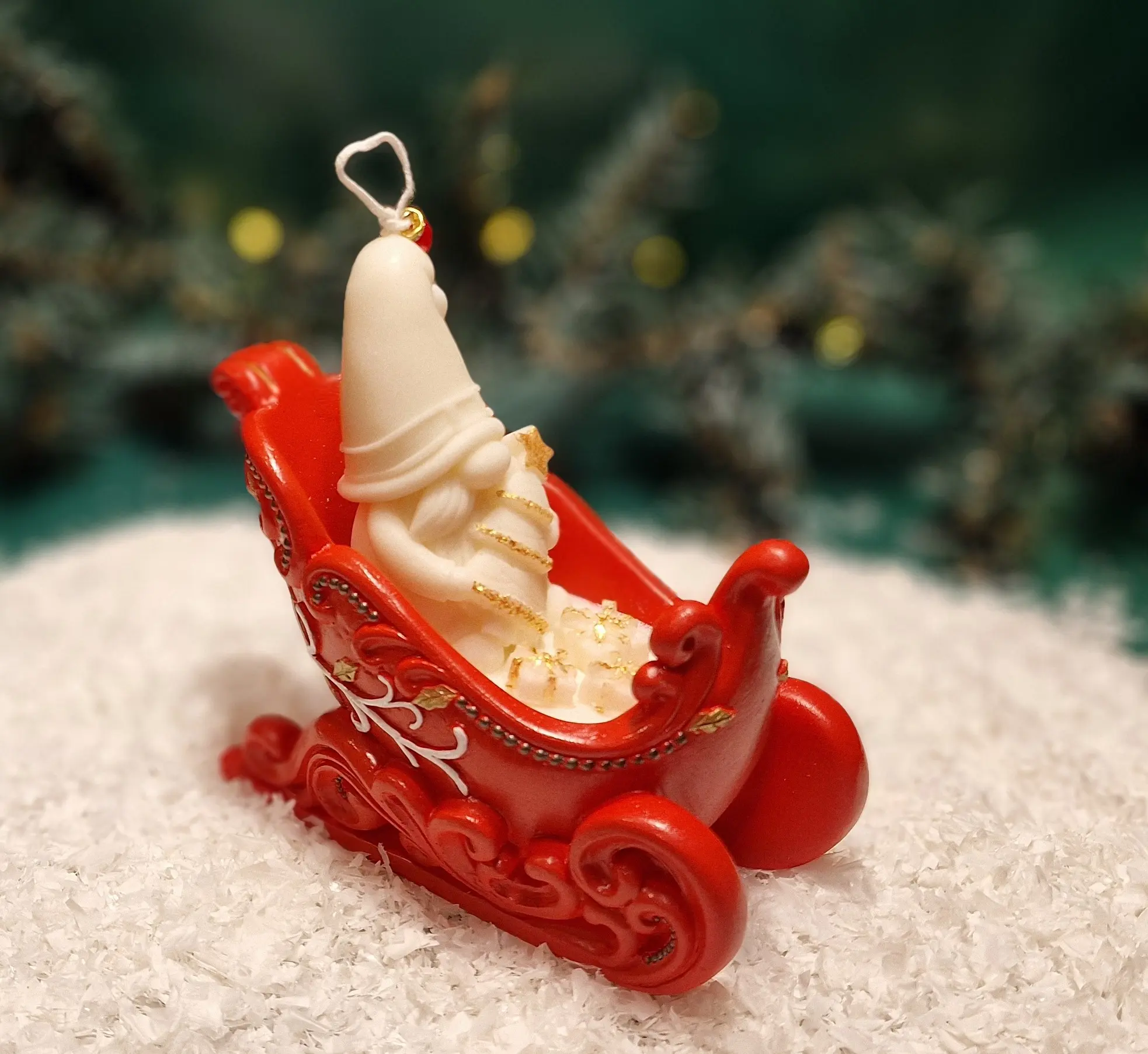 Handgemachte Sojawachskerze mit einem weißen Weihnachtsmann in reich verzierten roten Weihnachtsschlitten. Handgemachte Sojawachskerze mit einem weißen Weihnachtsmann in reich verzierten roten Weihnachtsschlitten.