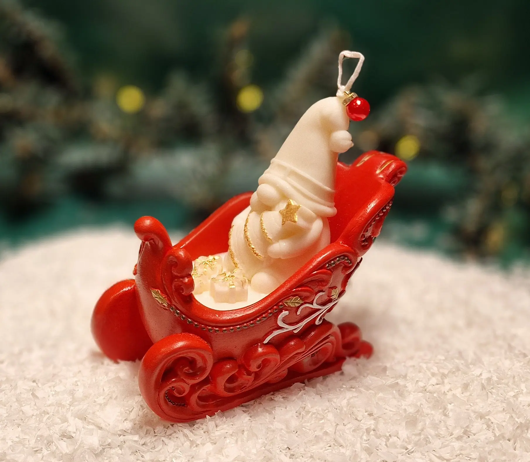 Handgemachte Sojawachskerze mit einem weißen Weihnachtsmann in reich verzierten roten Weihnachtsschlitten. Handgemachte Sojawachskerze mit einem weißen Weihnachtsmann in reich verzierten roten Weihnachtsschlitten.