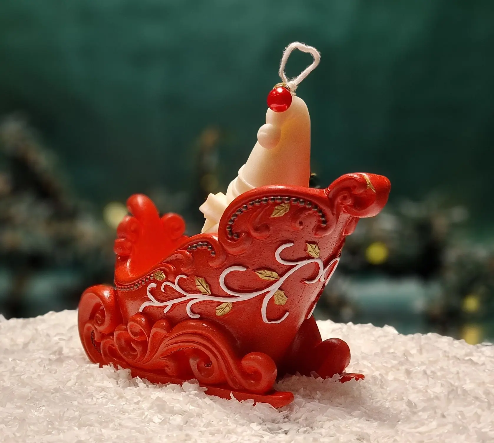 Handgemachte Sojawachskerze mit einem weißen Weihnachtsmann in reich verzierten roten Weihnachtsschlitten. Handgemachte Sojawachskerze mit einem weißen Weihnachtsmann in reich verzierten roten Weihnachtsschlitten.