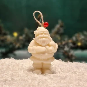Handgemachte Sojawachskerze in Form eines weißen Weihnachtsmanns, verziert mit einer roten Perle am Band
