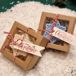 Ręcznie robione świąteczne świeczki sojowe w kształcie płatków śniegu, zapakowane w ekologiczne pudełka z etykietą ‘Merry Christmas’