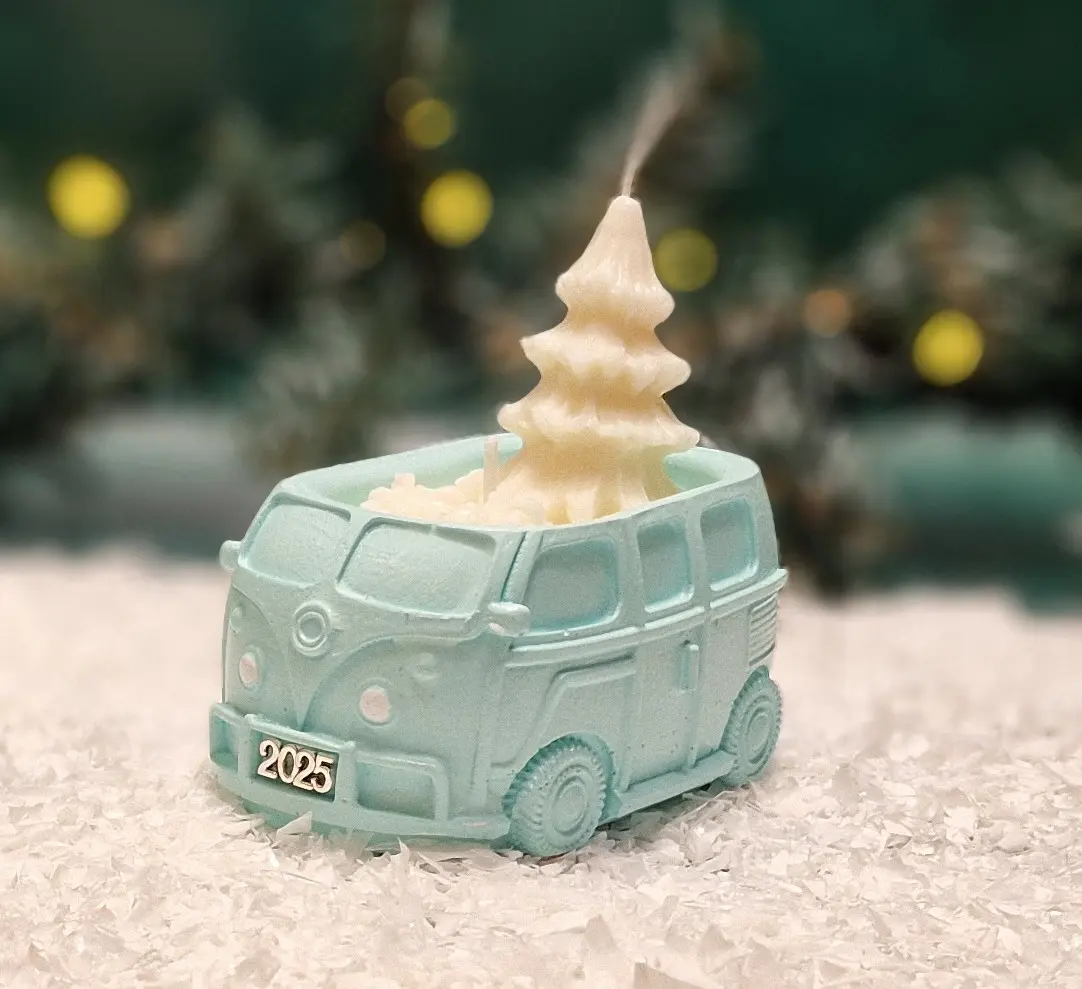 Handgemachte kupferfarbene Sojawachskerze in Form eines 2025-Busses Handgemachte kupferfarbene Sojawachskerze in Form eines 2025-Busses mit einem weißen Tannenbaum als Docht