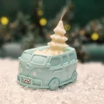 Handgemachte kupferfarbene Sojawachskerze in Form eines 2025-Busses mit einem weißen Tannenbaum als Docht