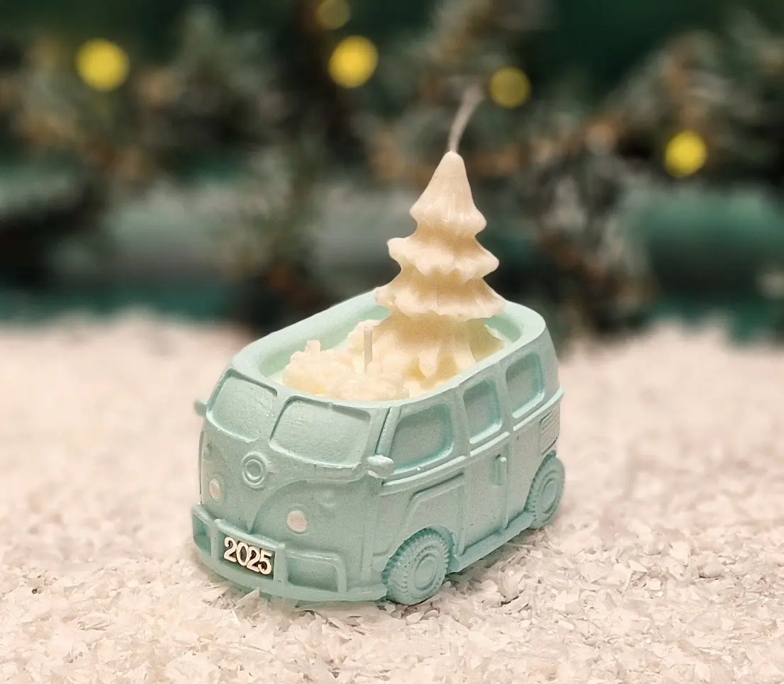 Handgemachte kupferfarbene Sojawachskerze in Form eines 2025-Busses Handgemachte kupferfarbene Sojawachskerze in Form eines 2025-Busses mit einem weißen Tannenbaum als Docht