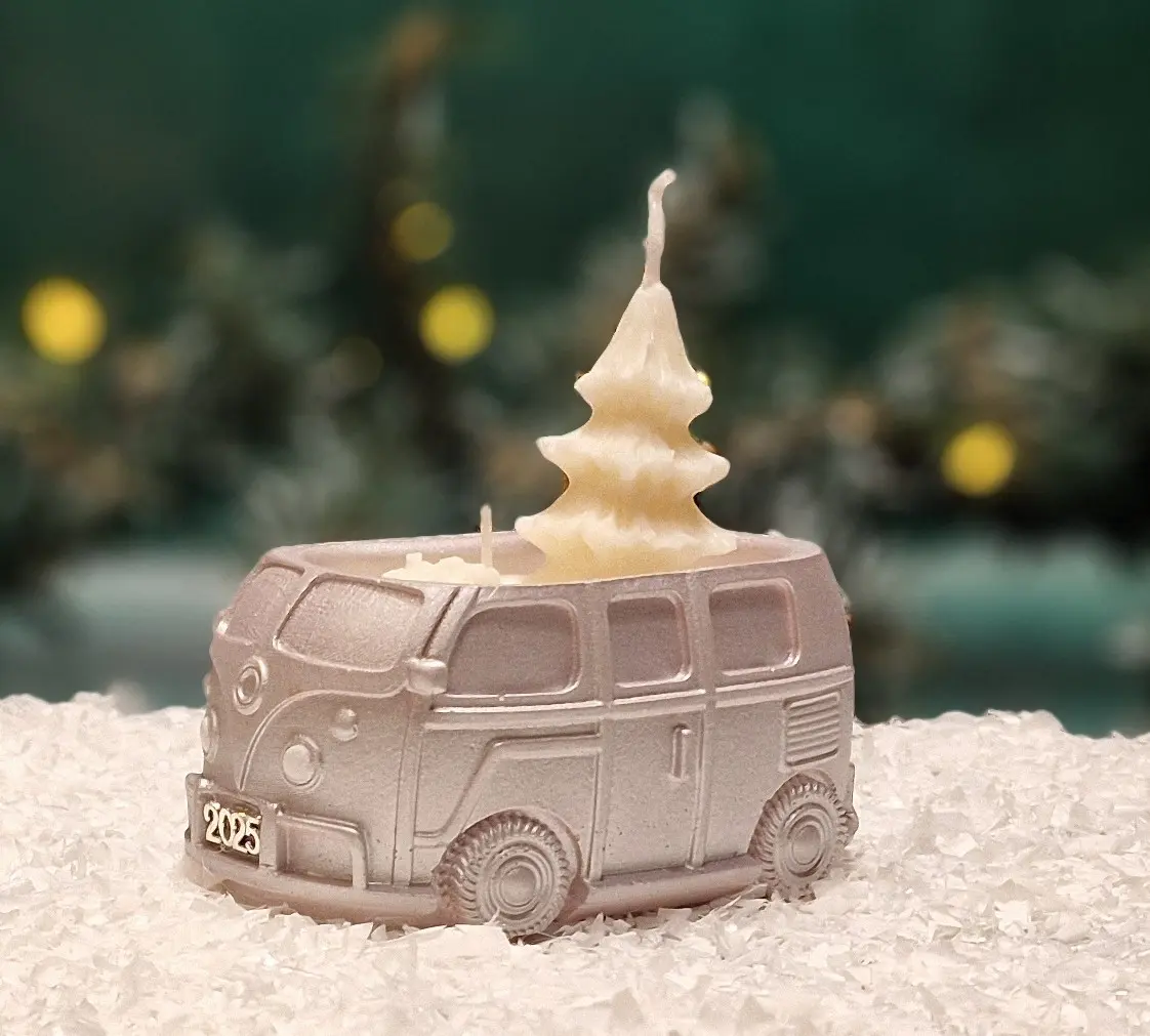 Handgemachte kupferfarbene Sojawachskerze in Form eines 2025-Busses Handgemachte kupferfarbene Sojawachskerze in Form eines 2025-Busses mit einem weißen Tannenbaum als Docht