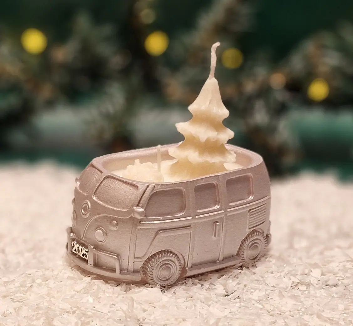 Handgemachte kupferfarbene Sojawachskerze in Form eines 2025-Busses Handgemachte kupferfarbene Sojawachskerze in Form eines 2025-Busses mit einem weißen Tannenbaum als Docht