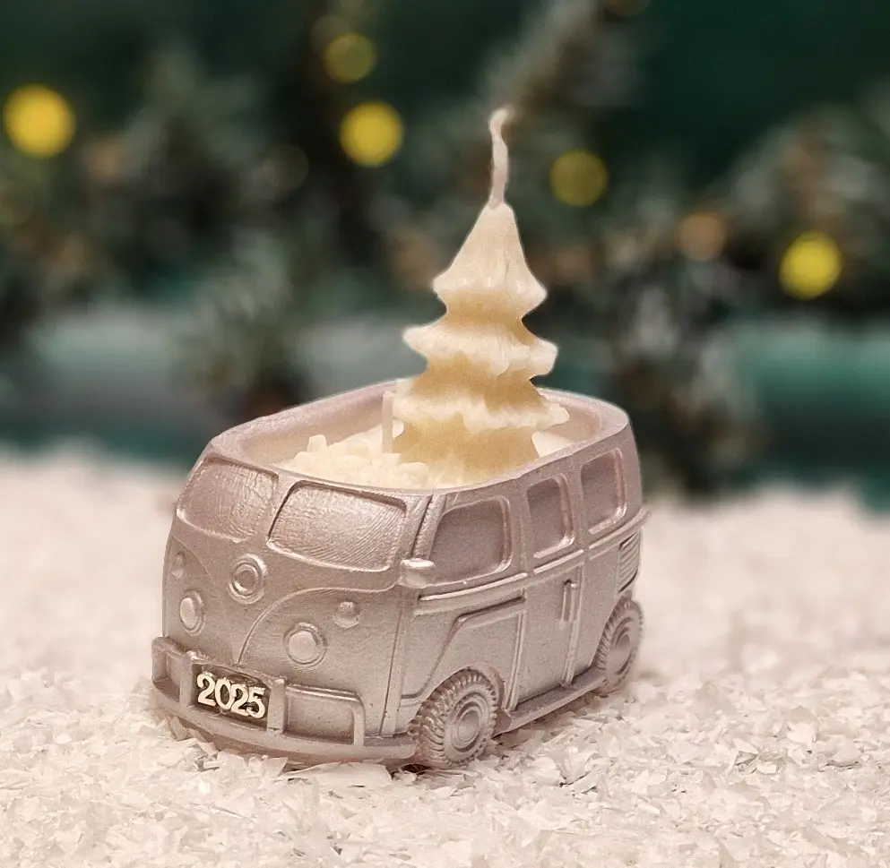 Handgemachte kupferfarbene Sojawachskerze in Form eines 2025-Busses Handgemachte kupferfarbene Sojawachskerze in Form eines 2025-Busses mit einem weißen Tannenbaum als Docht