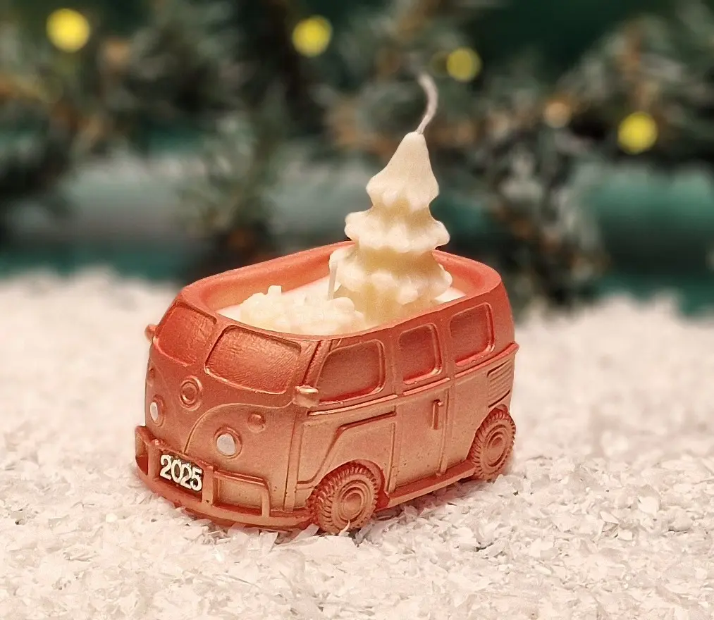 Handgemachte kupferfarbene Sojawachskerze in Form eines 2025-Busses Handgemachte kupferfarbene Sojawachskerze in Form eines 2025-Busses mit einem weißen Tannenbaum als Docht