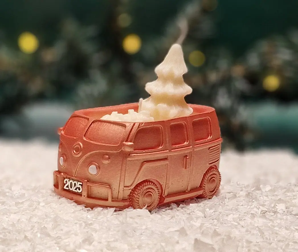 Handgemachte kupferfarbene Sojawachskerze in Form eines 2025-Busses Handgemachte kupferfarbene Sojawachskerze in Form eines 2025-Busses mit einem weißen Tannenbaum als Docht