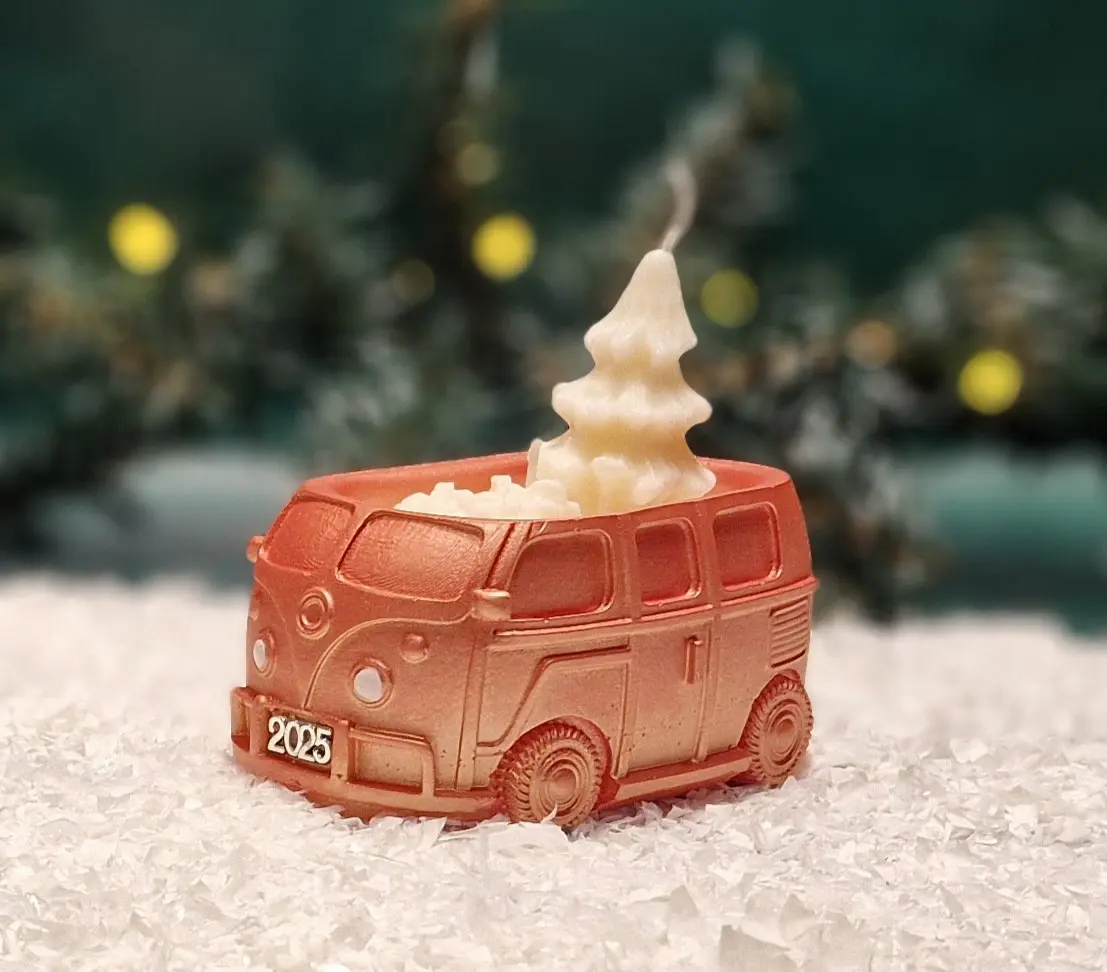 Handgemachte kupferfarbene Sojawachskerze in Form eines 2025-Busses Handgemachte kupferfarbene Sojawachskerze in Form eines 2025-Busses mit einem weißen Tannenbaum als Docht