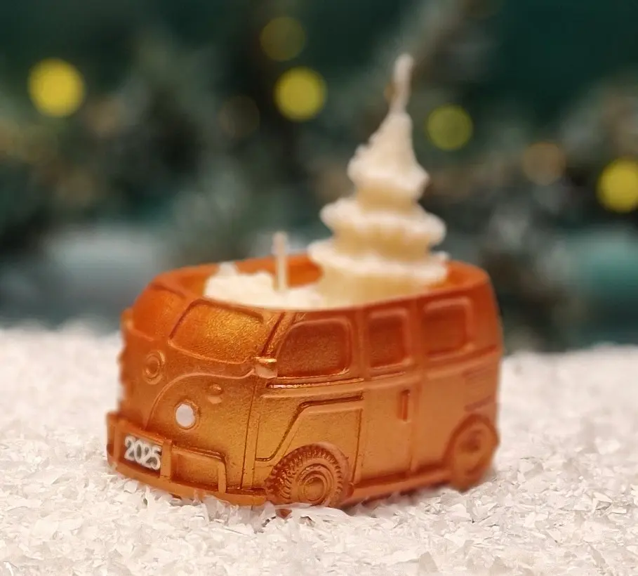 Handgemachte goldfarbene Sojawachskerze in Form eines 2025-Busses Handgemachte goldfarbene Sojawachskerze in Form eines 2025-Busses mit einem weißen Tannenbaum als Docht