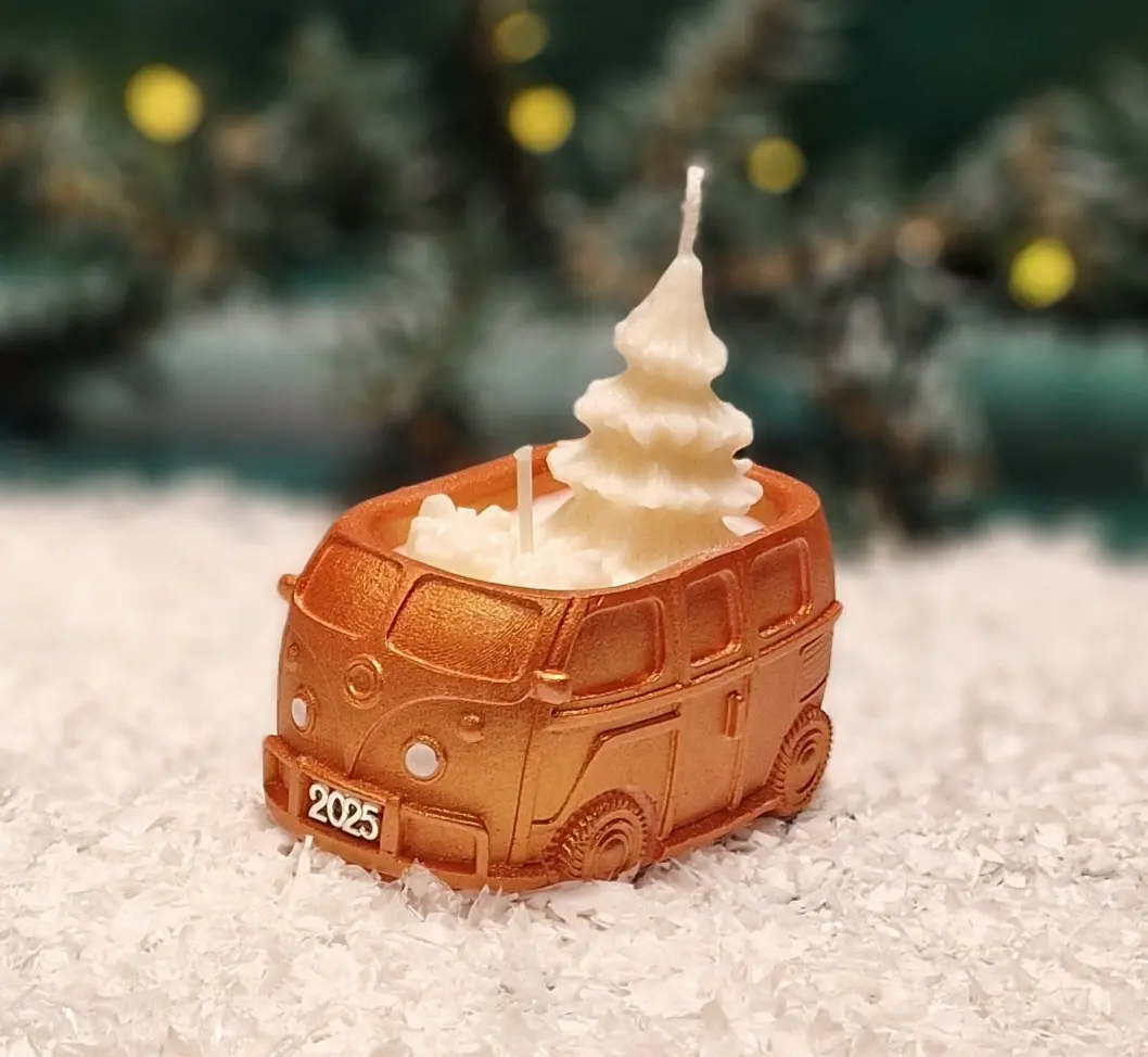 Handgemachte goldfarbene Sojawachskerze in Form eines 2025-Busses Handgemachte goldfarbene Sojawachskerze in Form eines 2025-Busses mit einem weißen Tannenbaum als Docht