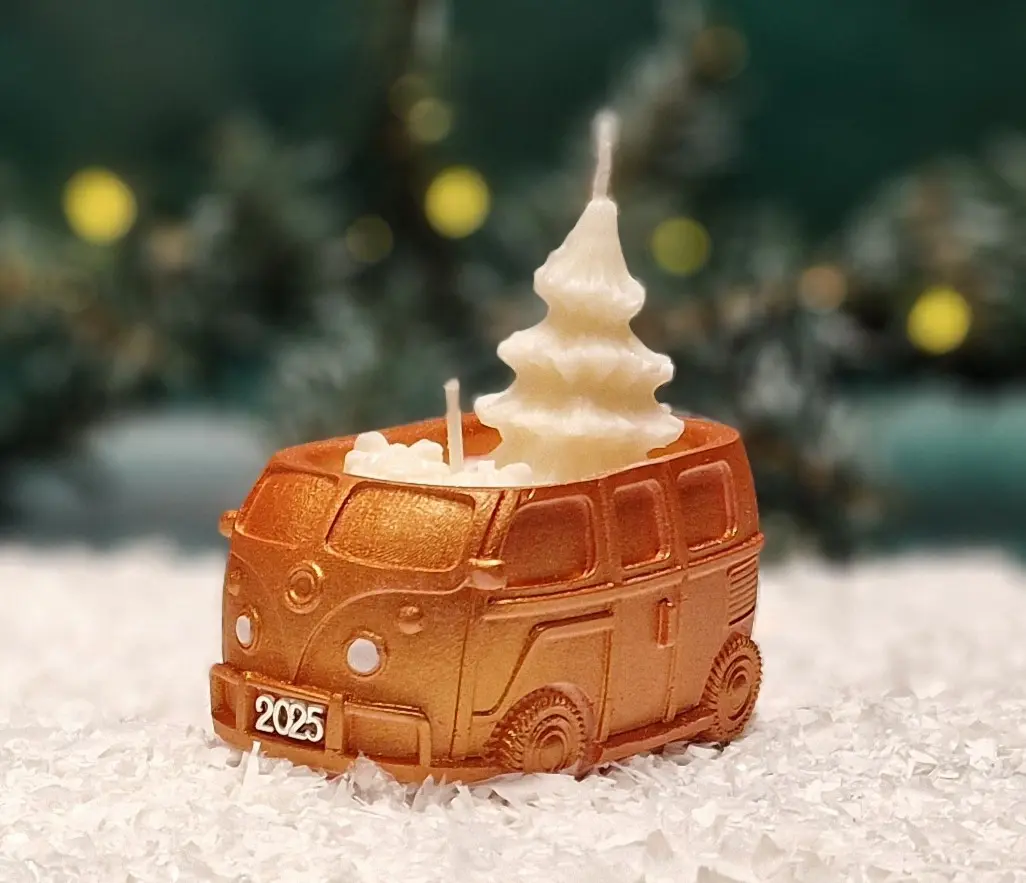 Handgemachte goldfarbene Sojawachskerze in Form eines 2025-Busses Handgemachte goldfarbene Sojawachskerze in Form eines 2025-Busses mit einem weißen Tannenbaum als Docht