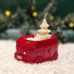 Handgemachte rote Sojawachskerze in Form eines 2025-Busses mit einer weißen Tannenbaumkerze als Docht
