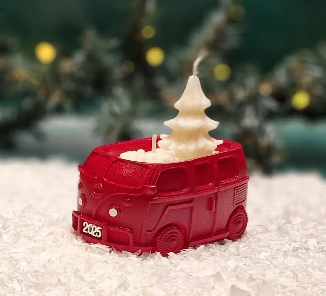 Handgemachte rote Sojawachskerze in Form eines 2025-Busses Handgemachte rote Sojawachskerze in Form eines 2025-Busses mit einer weißen Tannenbaumkerze als Docht