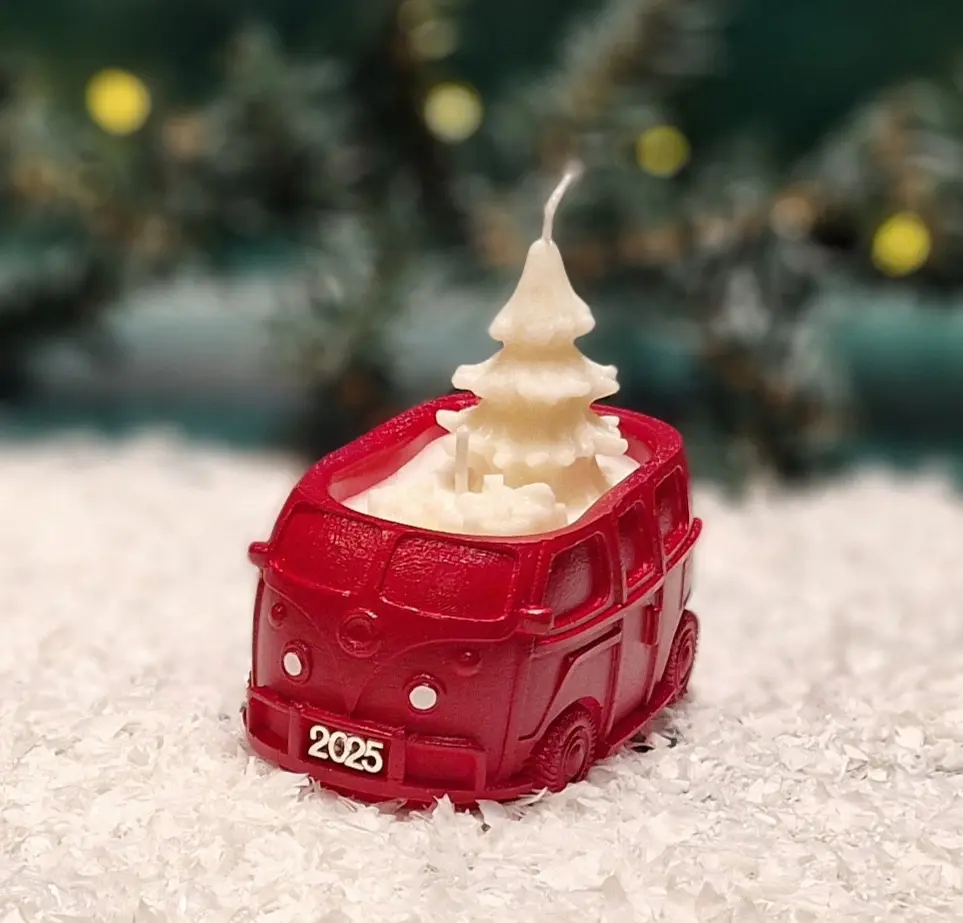Handgemachte rote Sojawachskerze in Form eines 2025-Busses Handgemachte rote Sojawachskerze in Form eines 2025-Busses mit einer weißen Tannenbaumkerze als Docht