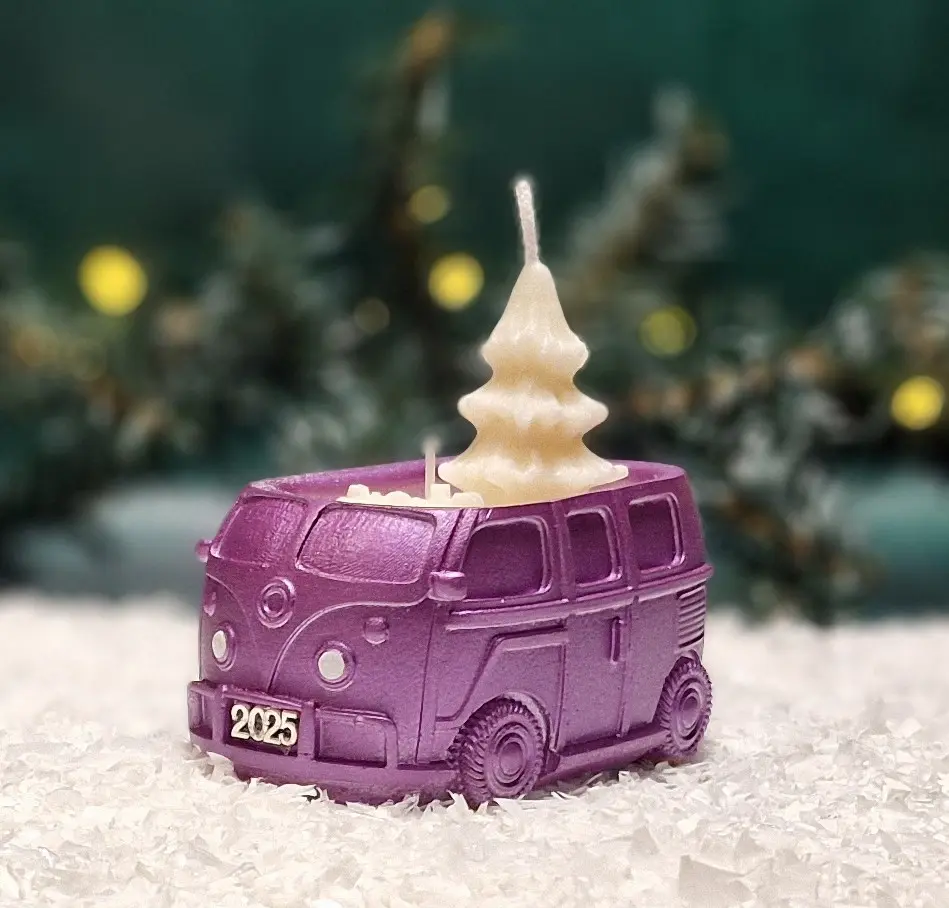 Handgemachte lilafarbene Sojawachskerze in Form eines 2025 Handgemachte lilafarbene Sojawachskerze in Form eines 2025-Busses mit einem weißen Tannenbaum als Docht