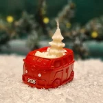 Handgemachte rote Sojawachskerze in Form eines 2025-Busses mit einem weißen Tannenbaum als Docht