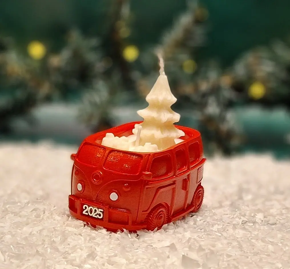Handgemachte rote Sojawachskerze in Form eines 2025 Handgemachte rote Sojawachskerze in Form eines 2025-Busses mit einem weißen Tannenbaum als Docht