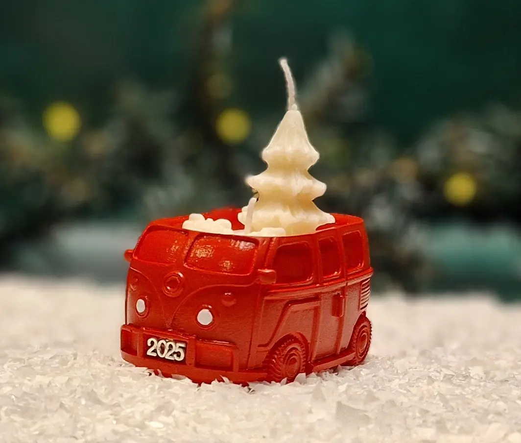 Handgemachte rote Sojawachskerze in Form eines 2025 Handgemachte rote Sojawachskerze in Form eines 2025-Busses mit einem weißen Tannenbaum als Docht