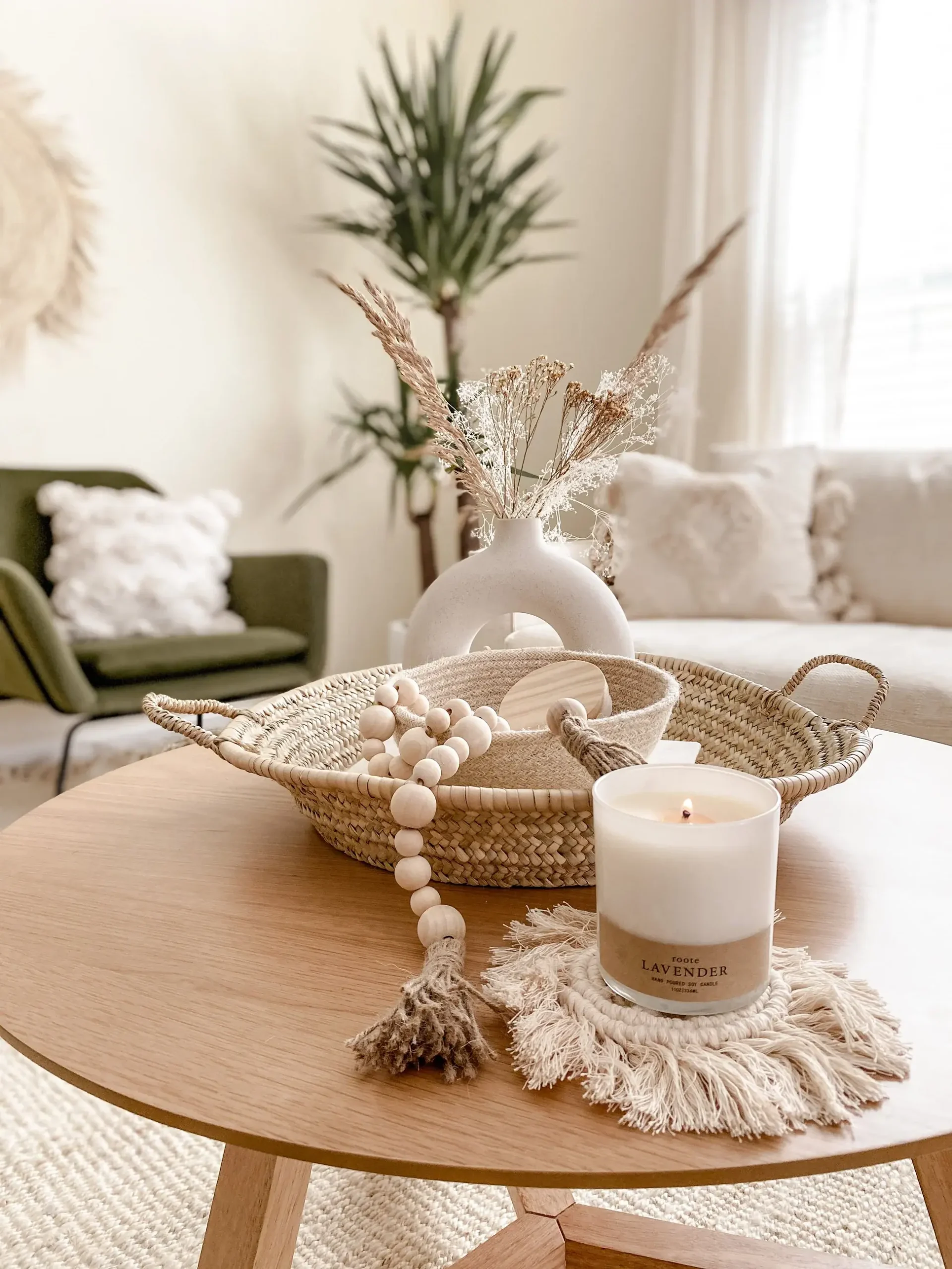 Sojakerze, die auf einem Couchtisch im Wohnzimmer brennt